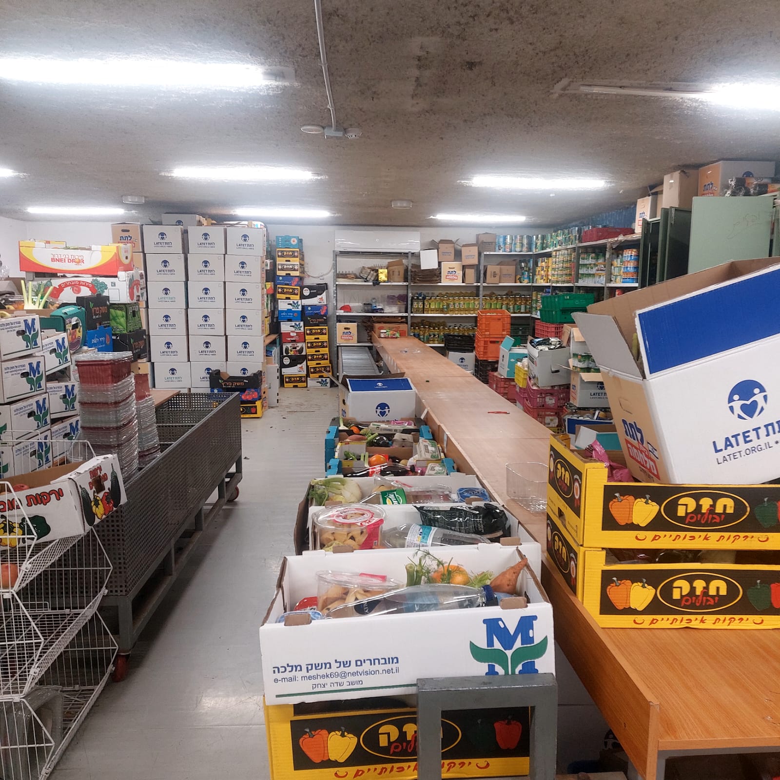 מרכז חלוקת מזון - מתנדבים אורזים מצרכים